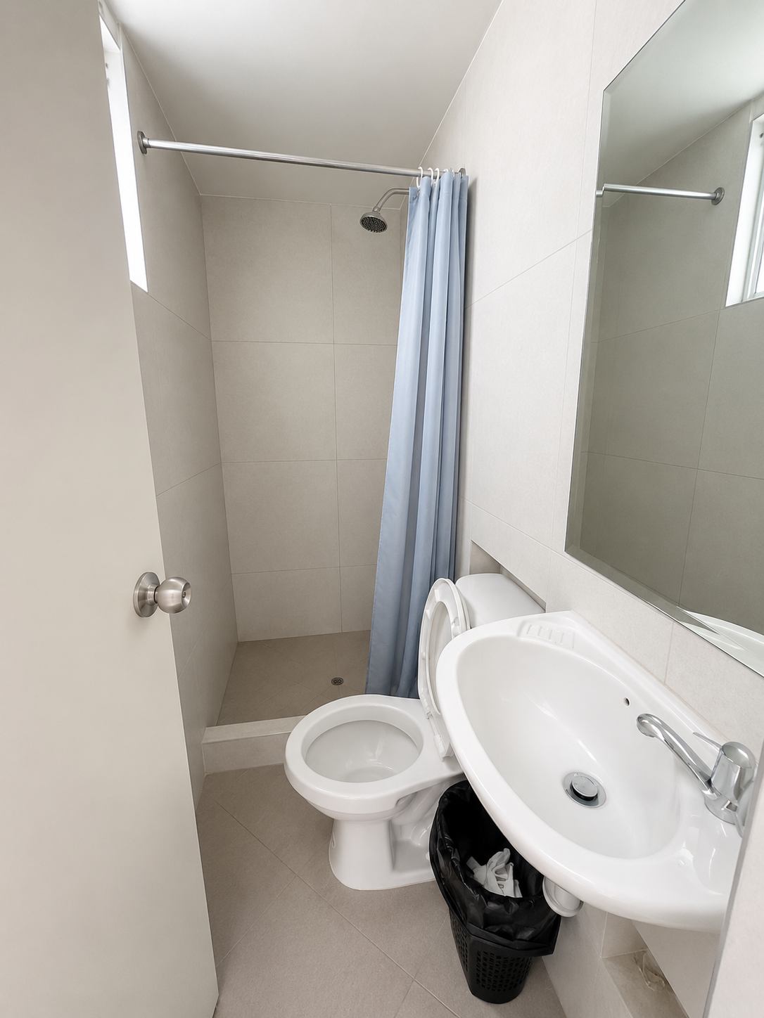 Baño compartido con ducha, lavabo y espejo